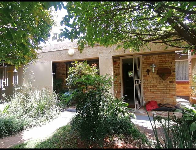 3 BEDROOM FREESTANDING FOR SALE IN STILFONTEIN EXT 4